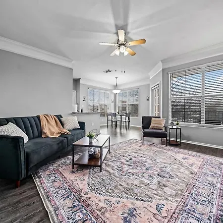 Contemporary Comfort 2Br, 2Ba Pool